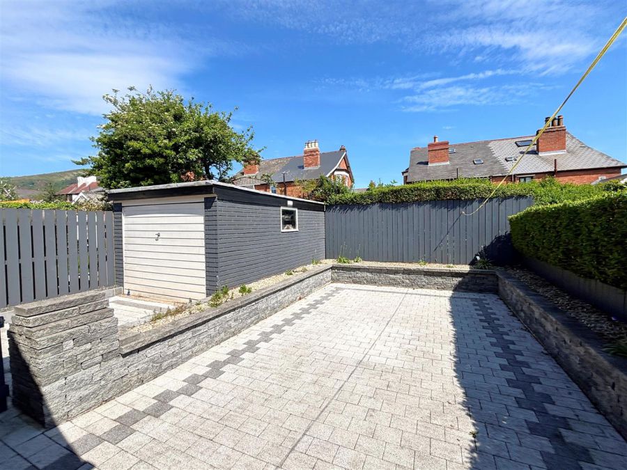 15 Thirlmere Gardens