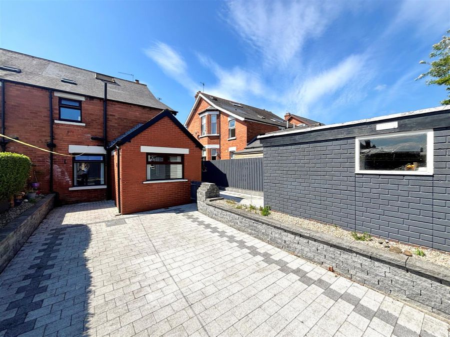 15 Thirlmere Gardens