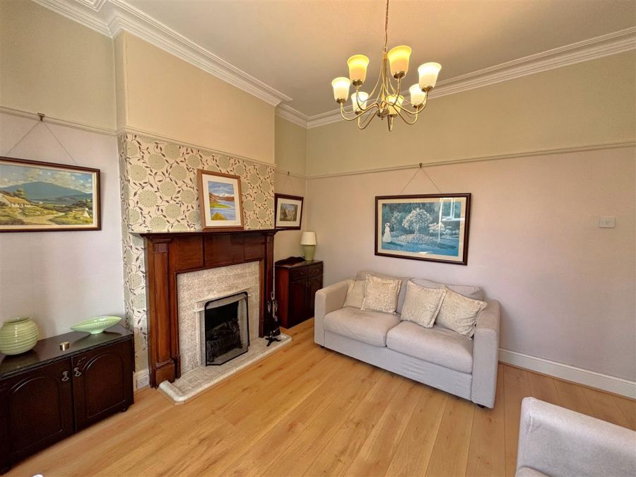 15 Thirlmere Gardens