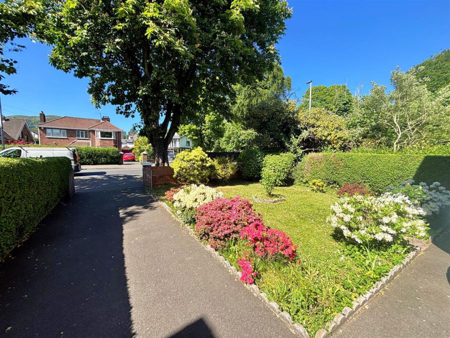 27 Fortwilliam Park