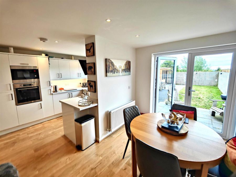 10 Lyndhurst Park