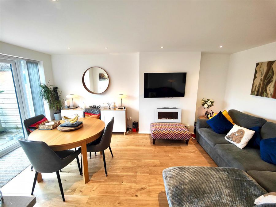 10 Lyndhurst Park