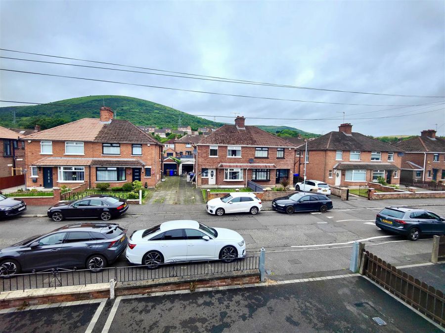 10 Lyndhurst Park