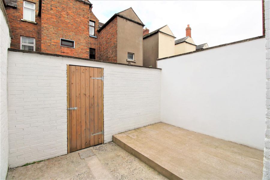 6 Clifton Crescent