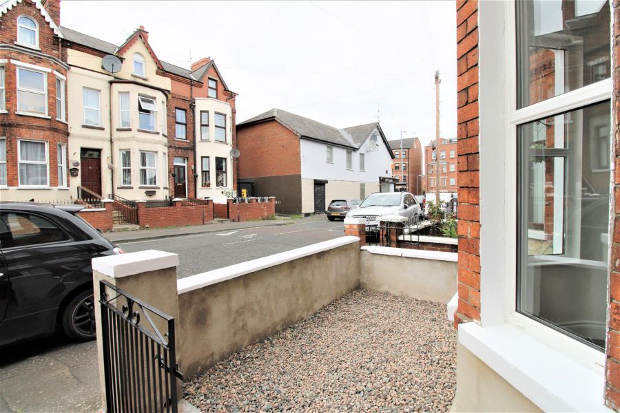 6 Clifton Crescent