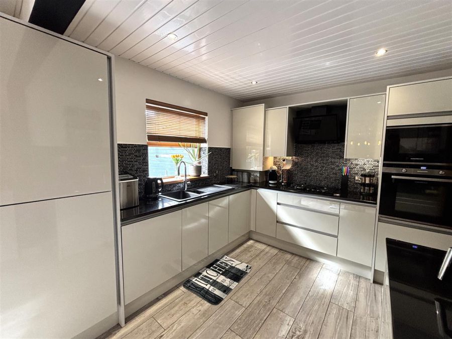 1 Lyndhurst View Close