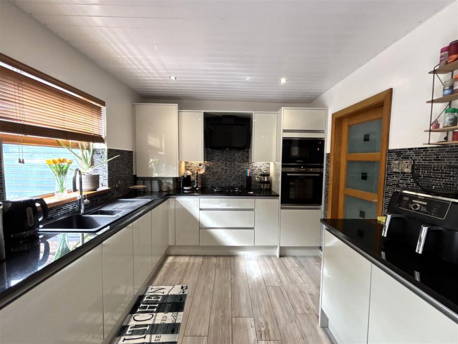 1 Lyndhurst View Close