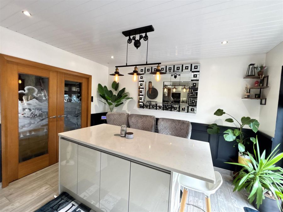 1 Lyndhurst View Close