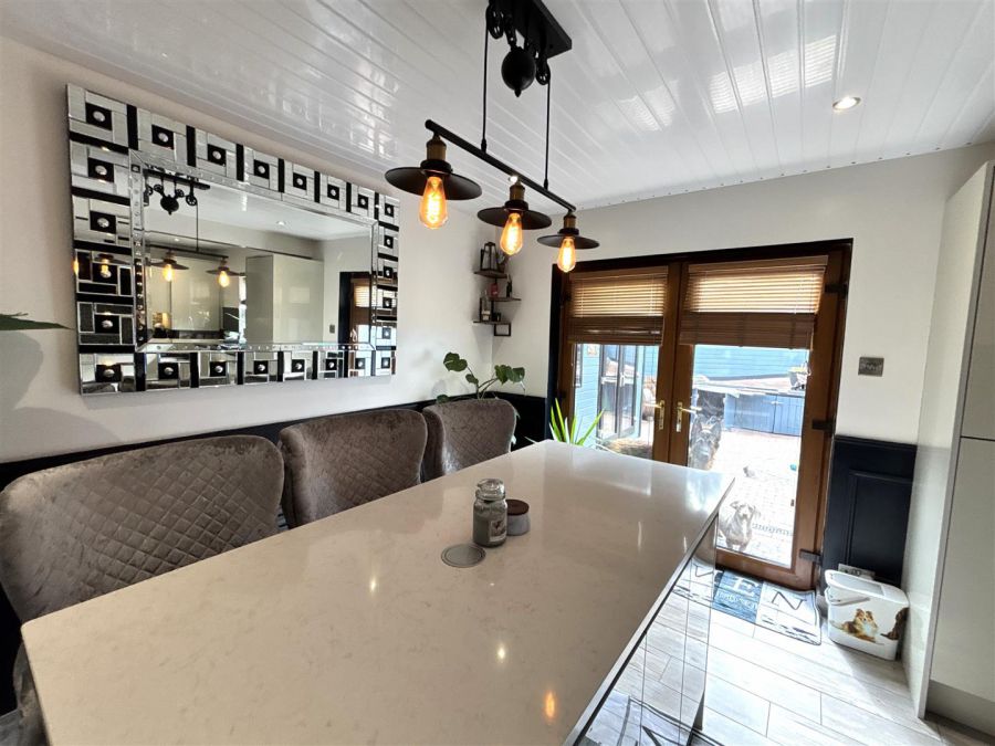 1 Lyndhurst View Close
