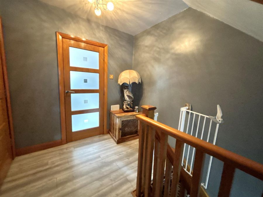 1 Lyndhurst View Close