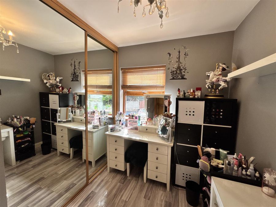 1 Lyndhurst View Close