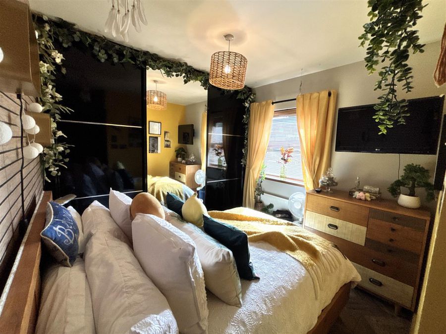 1 Lyndhurst View Close