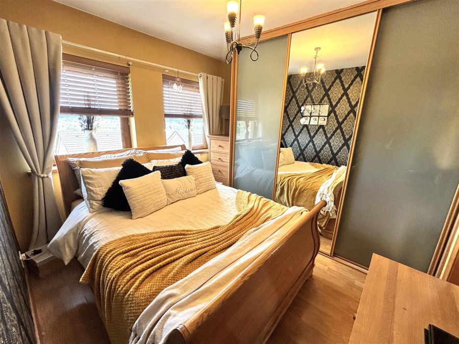 1 Lyndhurst View Close