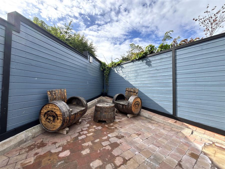1 Lyndhurst View Close