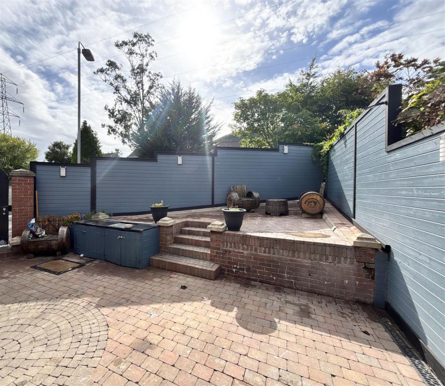 1 Lyndhurst View Close