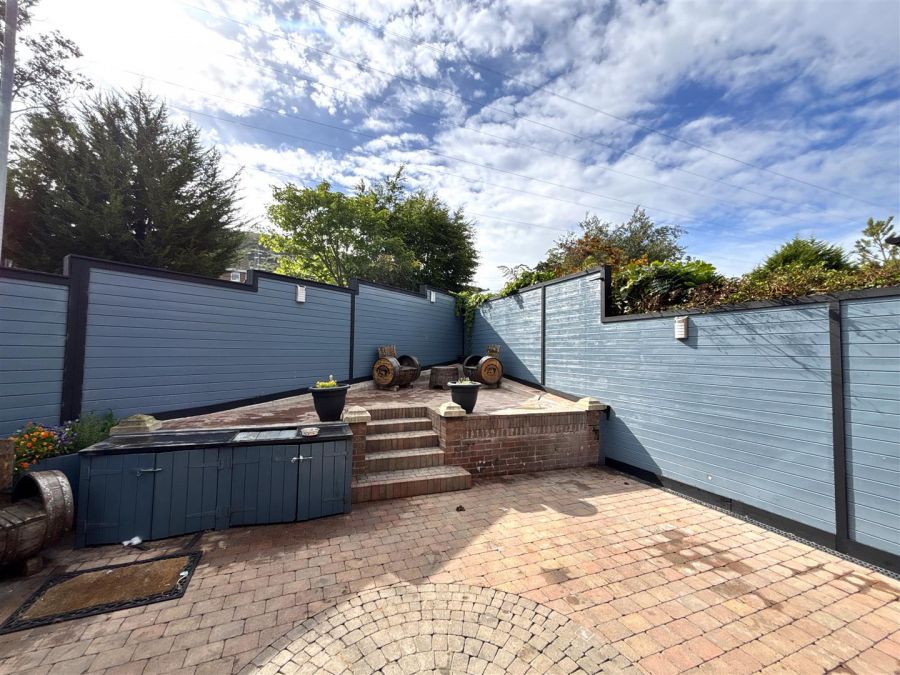 1 Lyndhurst View Close
