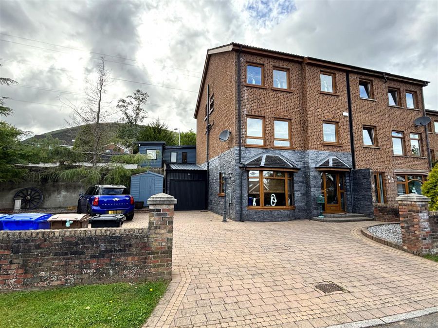 1 Lyndhurst View Close