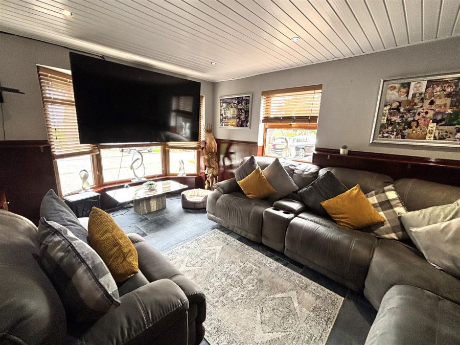 1 Lyndhurst View Close