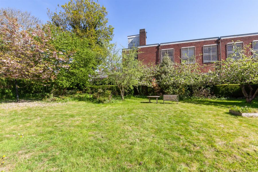 10 Glastonbury Avenue