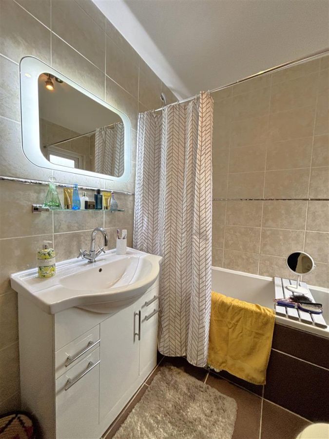 37 Willowbank Gardens