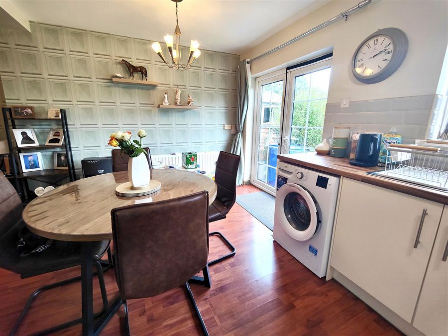 25 Lyndhurst Gardens