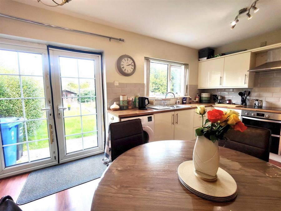 25 Lyndhurst Gardens