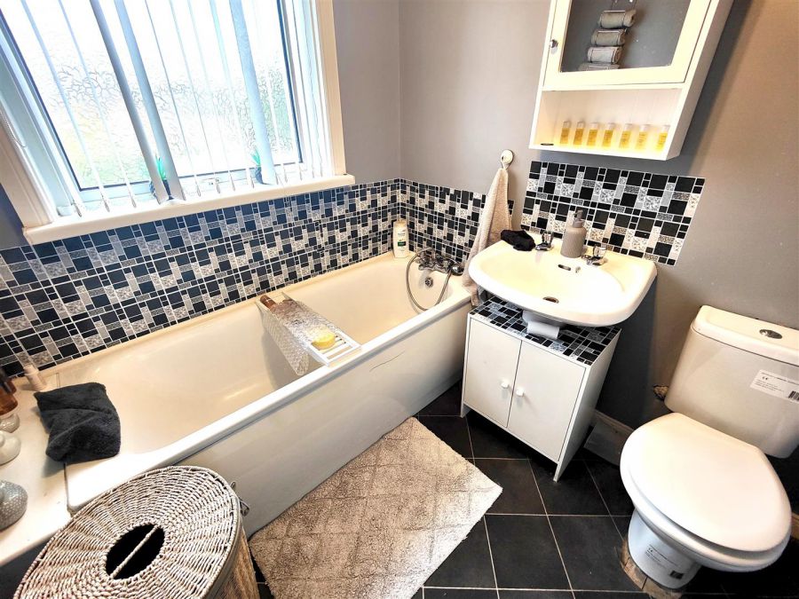 25 Lyndhurst Gardens