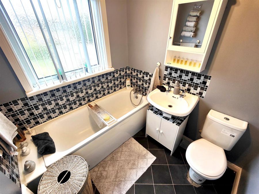 25 Lyndhurst Gardens