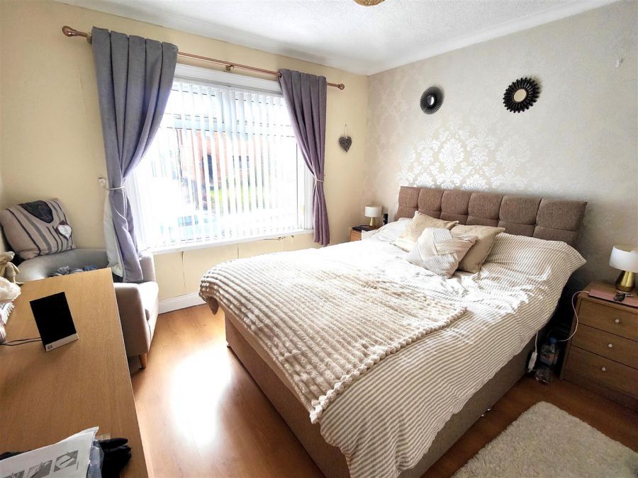 25 Lyndhurst Gardens