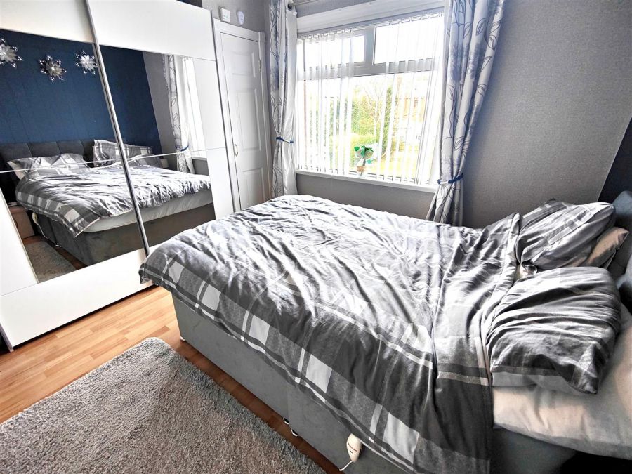 25 Lyndhurst Gardens