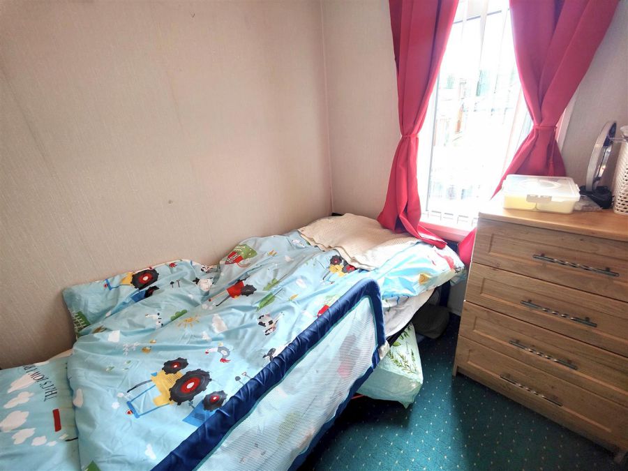 25 Lyndhurst Gardens