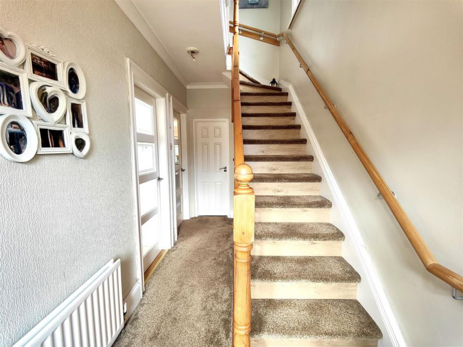 25 Lyndhurst Gardens