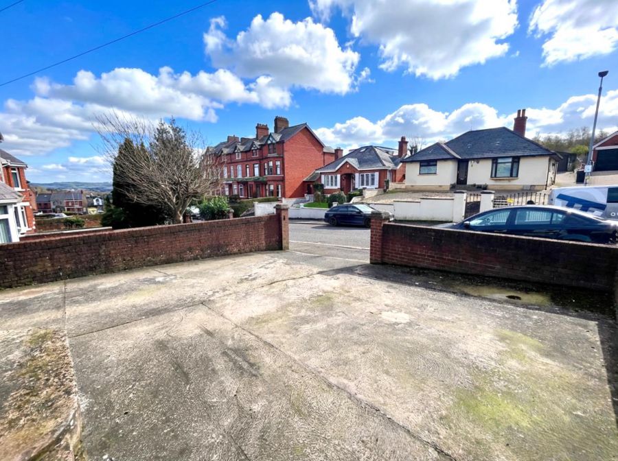 25 Lyndhurst Gardens