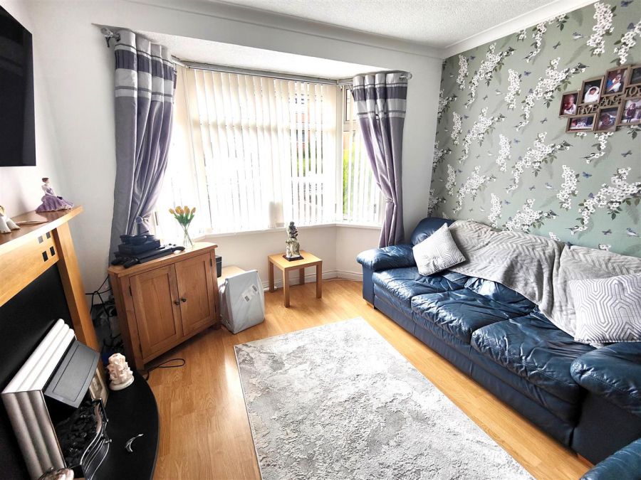 25 Lyndhurst Gardens