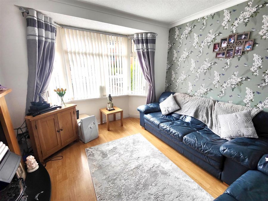 25 Lyndhurst Gardens