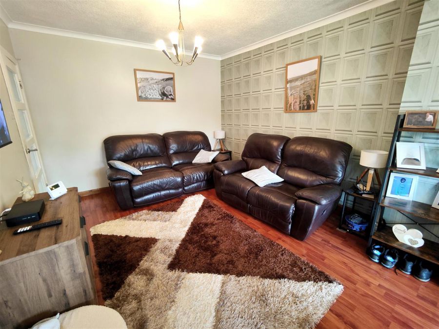 25 Lyndhurst Gardens