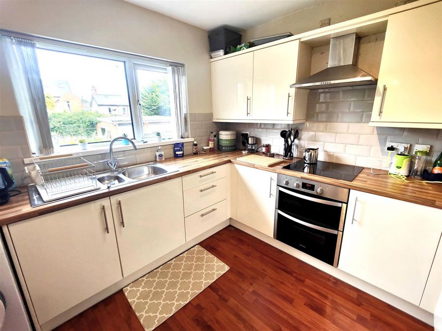 25 Lyndhurst Gardens