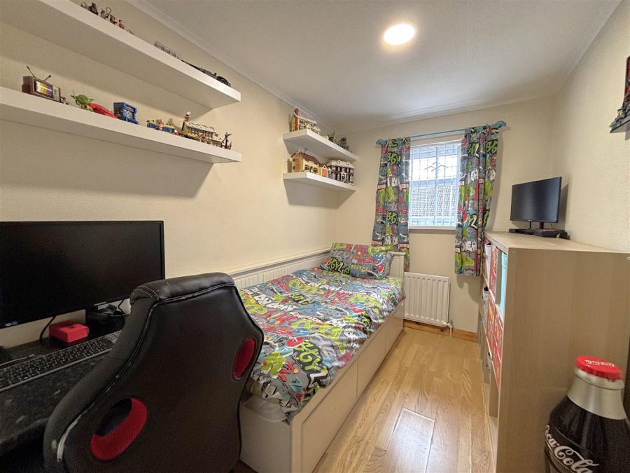 76 Farringdon Gardens