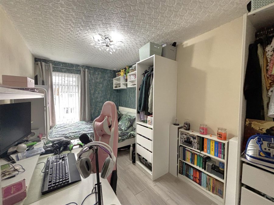 76 Farringdon Gardens