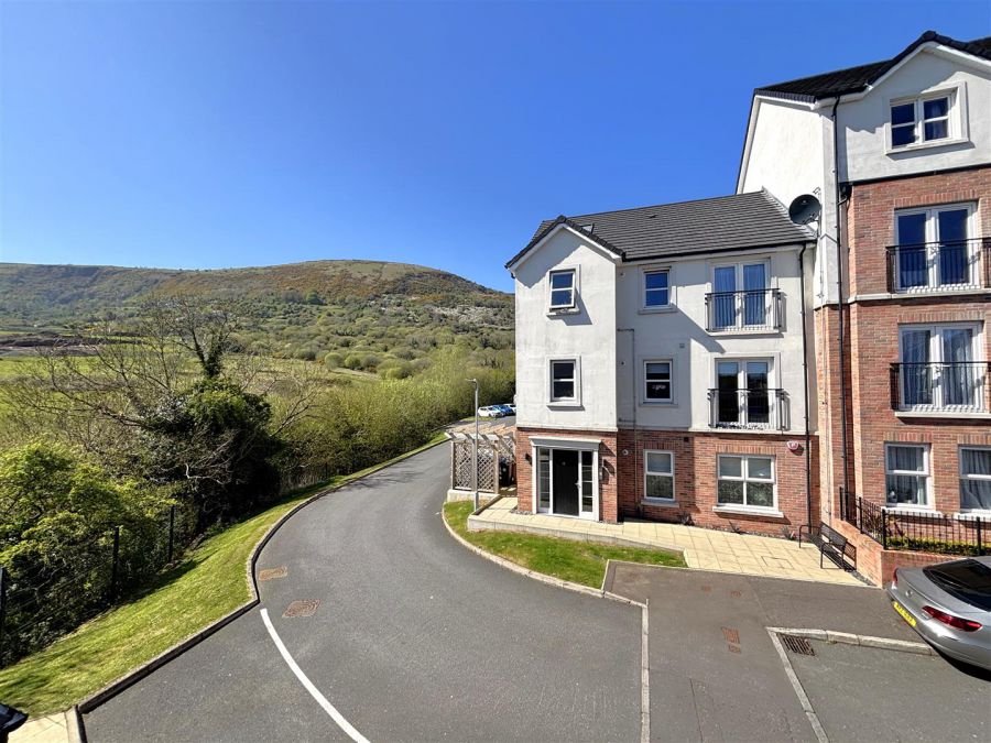 Apt 2, 10 Highgrove Meadows