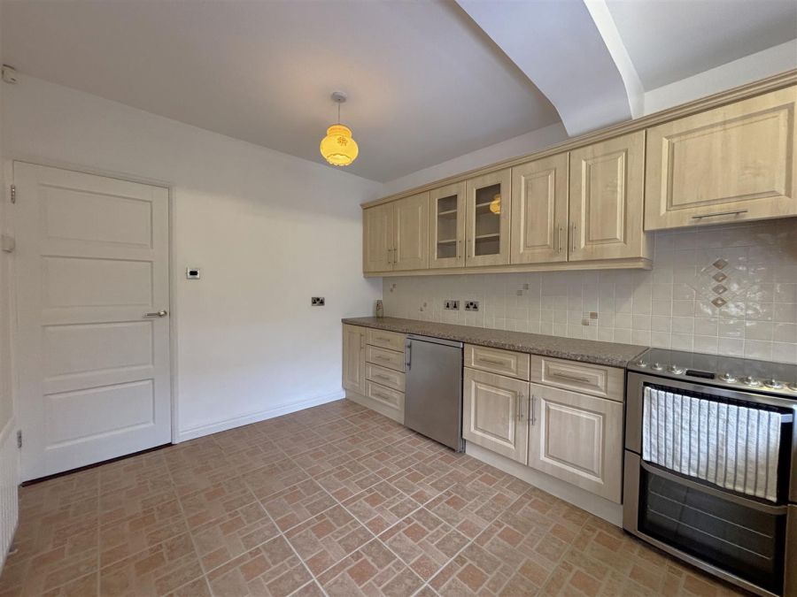 4 Lyndhurst Grove