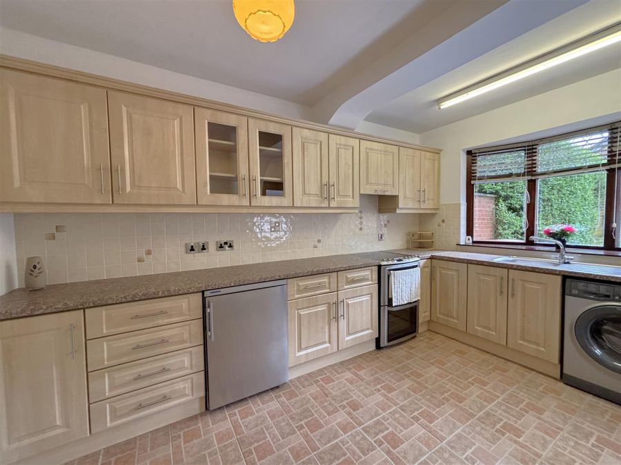 4 Lyndhurst Grove