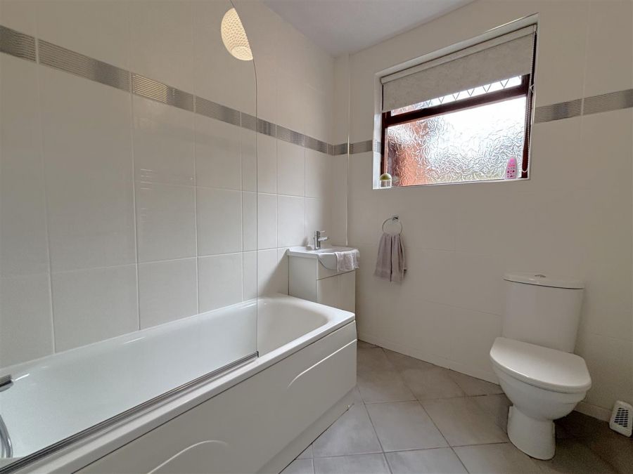4 Lyndhurst Grove