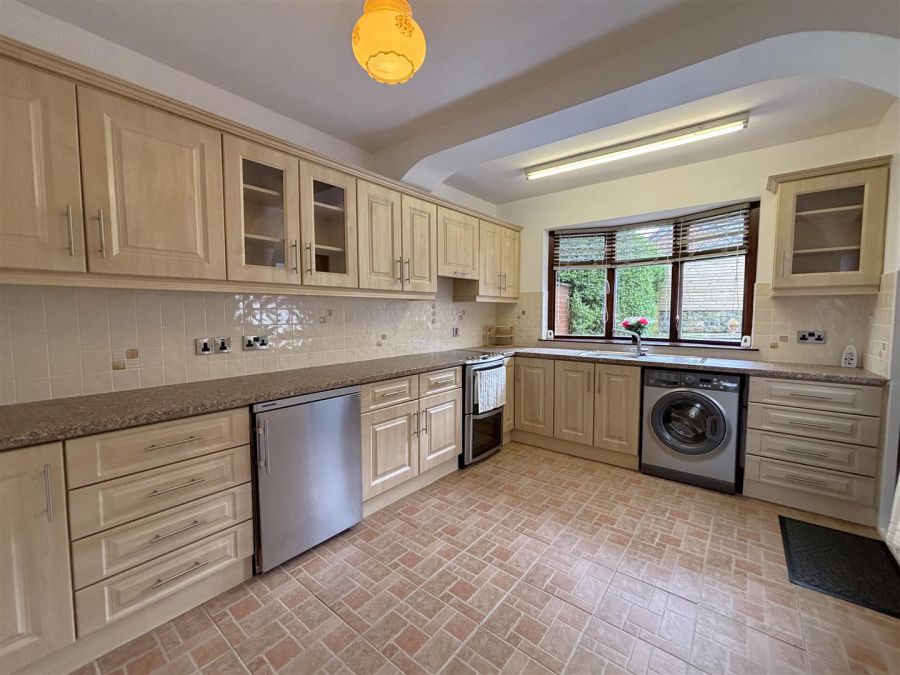 4 Lyndhurst Grove