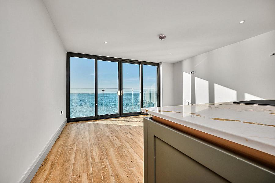 15 Six West, 12-19 The Promenade