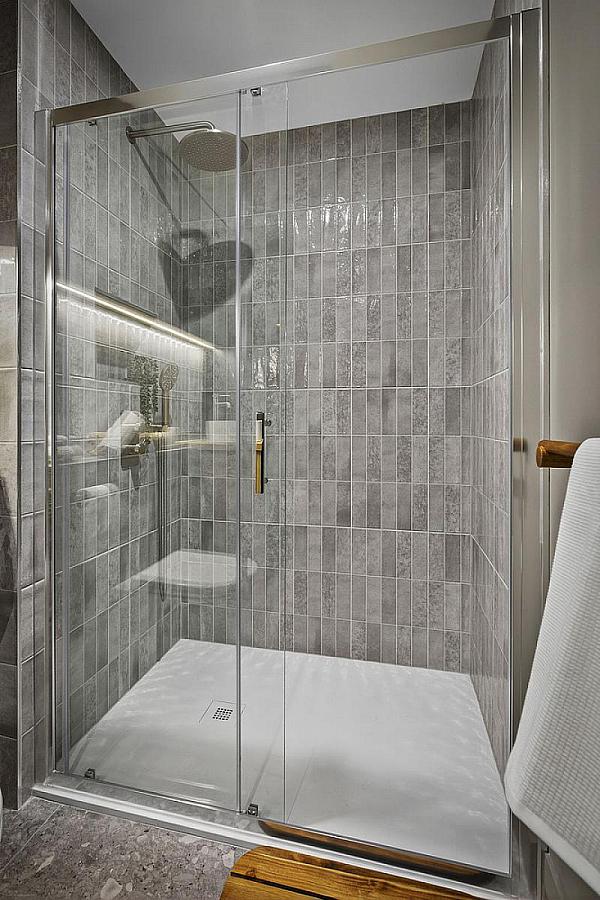 15 Six West, 12-19 The Promenade