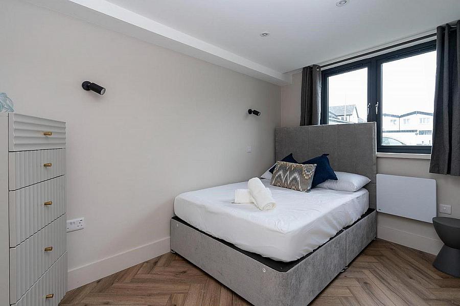 Apt 4, 37 West, 16 Ramore Street