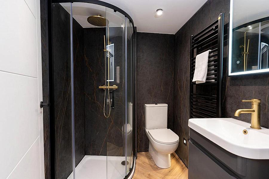 Apt 4, 37 West, 16 Ramore Street