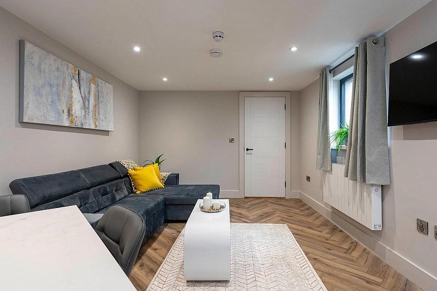 Apt 4, 37 West, 16 Ramore Street