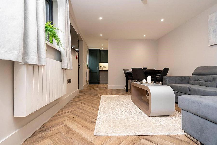 Apt 4, 37 West, 16 Ramore Street